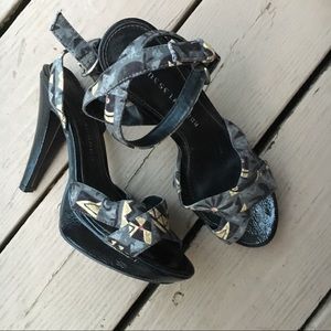 Chinese Laundry flower print gray heels